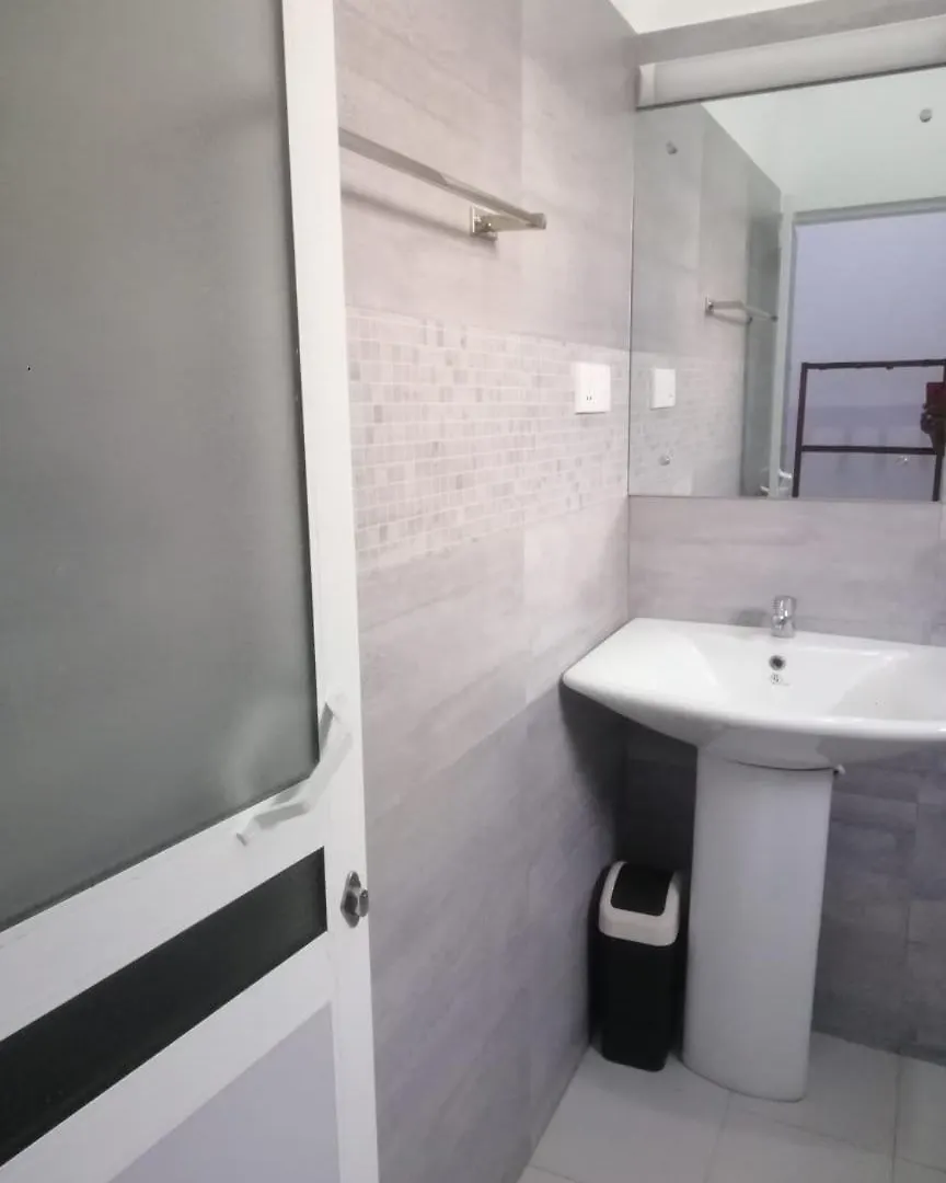 Beach Hotel D87 Negombo Guest house